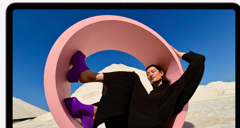 Apple MacBook Neo sa chváli aj nádherným 13" Liquid Retina displejom