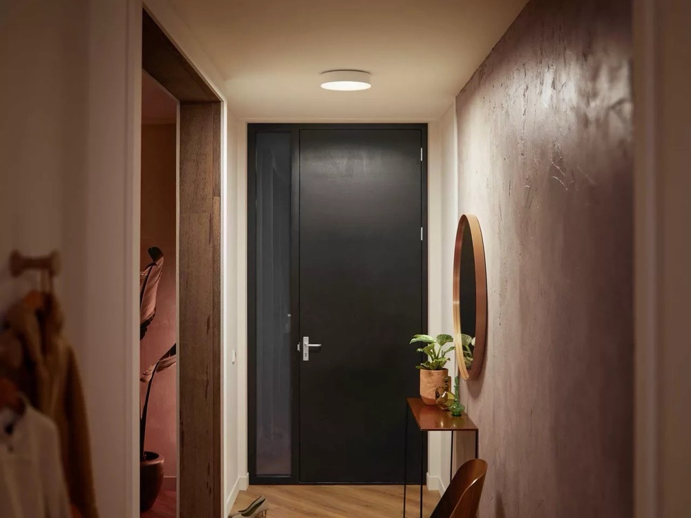LED stropné svietidlo Philips Hue Enrave S - biele + Ovládač Philips Hue Dimmer Switch V2 Stropné svietidlo Philips Hue Enrave S v chodbe s neutrálnym bielym svetlom a rovnomerným osvetlením priestoru