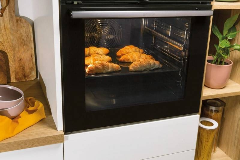 Rúra Gorenje Essential BPS6737E14BG PyroClean čierna/sklo