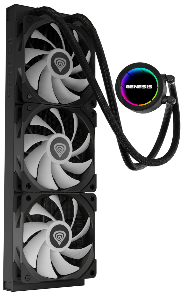 Na obrázku je čierny vodný chladič procesora Genesis Hydria 360. Tvorí ho dlhý radiátor s tromi veľkými ventilátormi nad sebou, ktoré majú čierny rám a svetlé lopatky, a guľatá pumpa s nápisom Genesis. Radiátor a pumpu spájajú dve čierne opletené hadice. Celok pôsobí moderne, výkonne a herne.