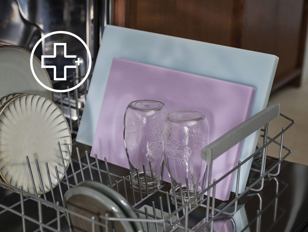 Spodná zásuvka umývačky Electrolux. Vnútri sú krájacie dosky, taniere a džbány. Vľavo symbol pre program ExtraHygiene.