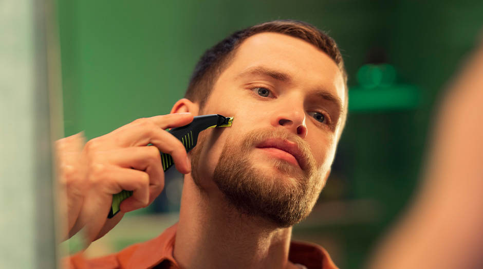 Zastrihávač fúzov Philips OneBlade Pro QP6506/15 čierny Muž si palí tvár zastrihávačom fúzov Philips QP6506/15 OneBlade Pro