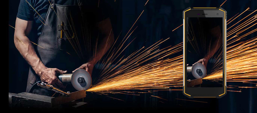 Mobilný telefón myPhone Hammer Energy X2 6 GB / 128 GB čierny/oranžový Odolný telefón myPhone Hammer Energy X2 na obrázku kde muž reže frézou