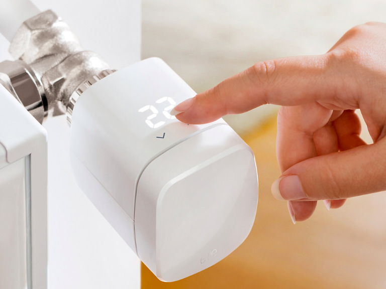 Bezdrôtová termohlavica Eve Thermo + Thermo Control (Matter) biela Detail digitálneho ovládania termohlavice Eve Thermo pri nastavovaní teploty