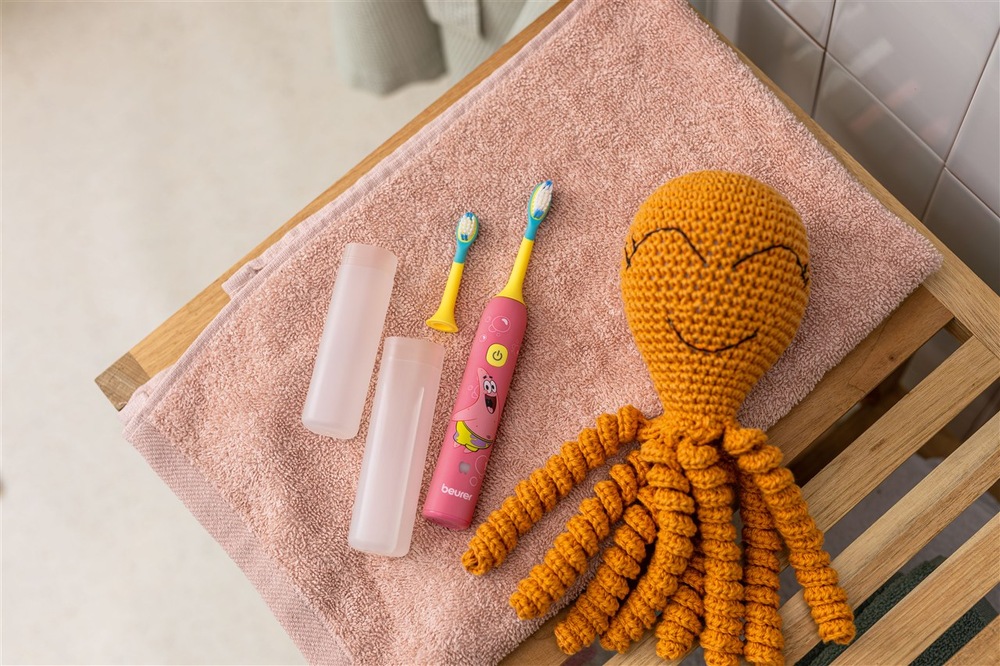 Zubná kefka Beurer SC 11 Seastar Pink ružová Zubná kefka Beurer s náhradnými hlavicami, puzdrami a pletenou chobotnicou na uteráku.