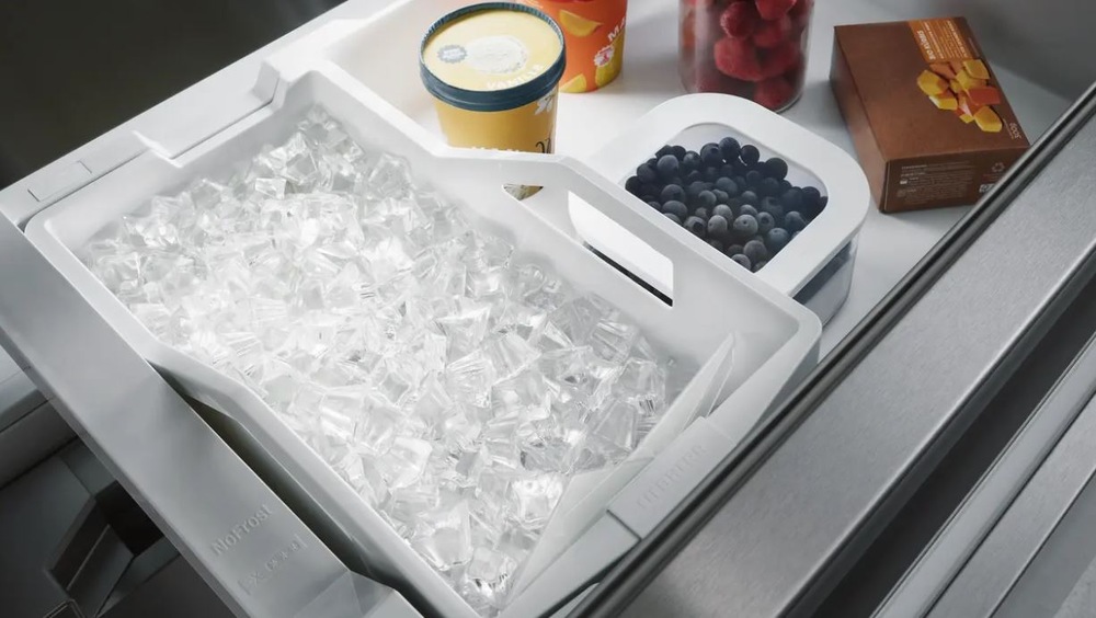 Americká chladnička Liebherr Plus MBsddi 9024 nerez Naplnený zásobník na ľadové kocky IceMaker chladničky Liebherr MBsddi 9024″ width=