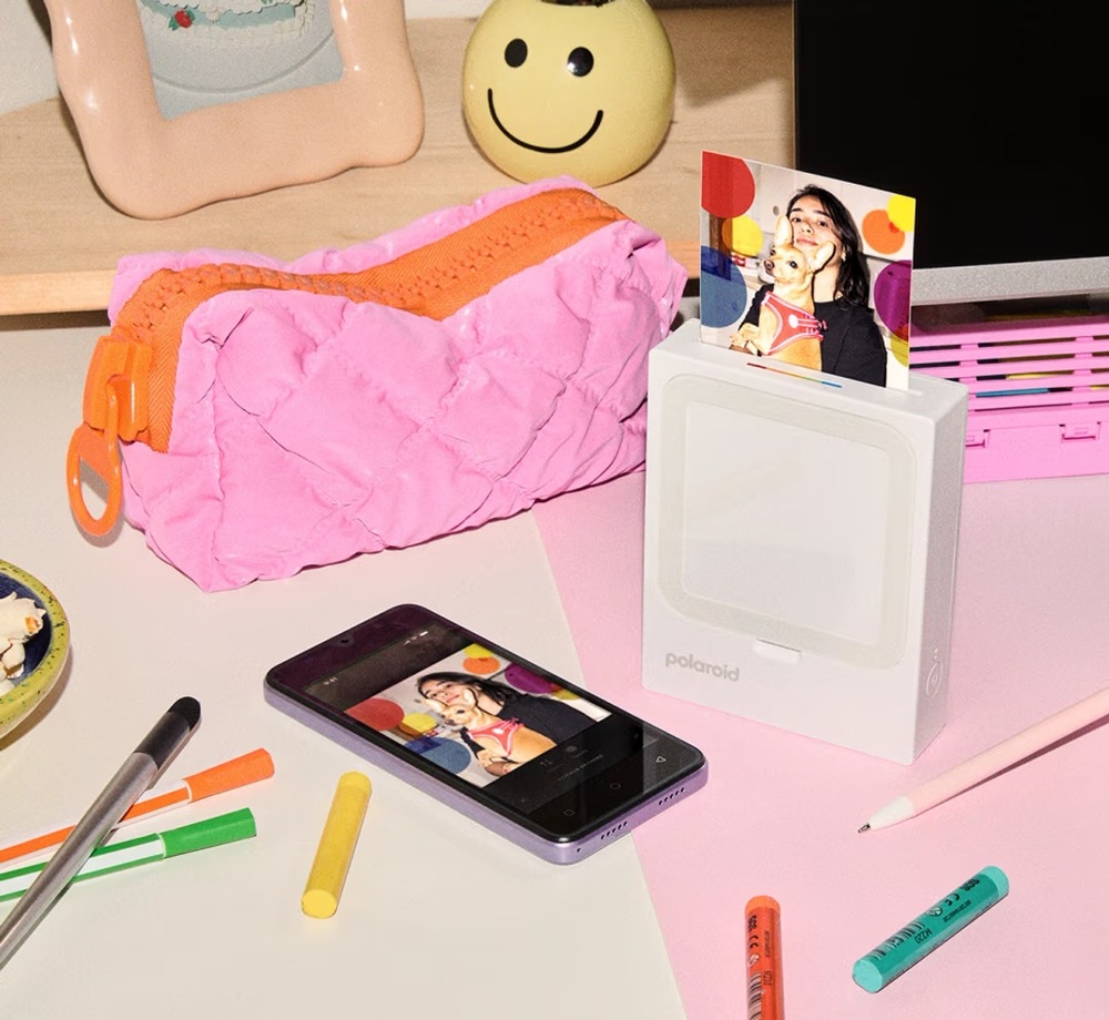 Smartphone s editorom fotografií a fototlačiareň Polaroid Hi-Print s vytlačenou fotkou z aplikácie