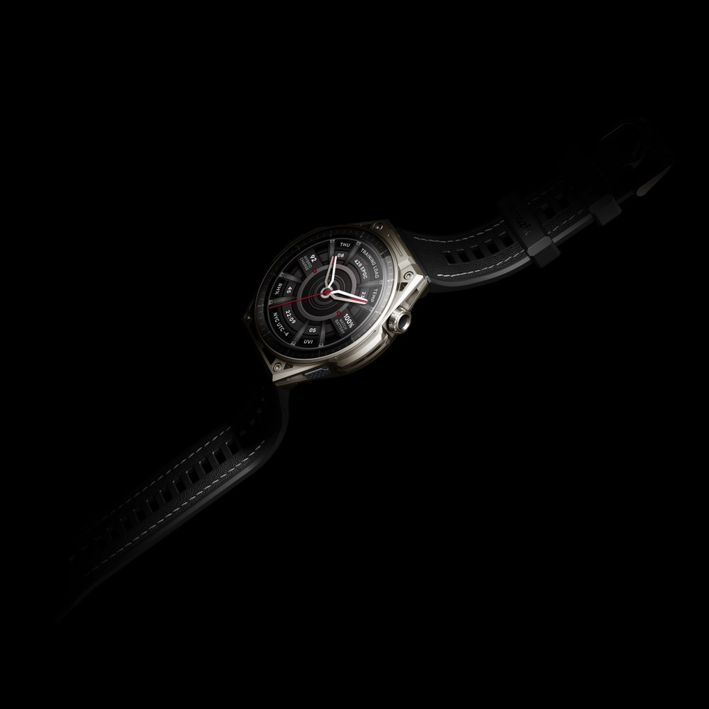 Inteligentné hodinky Amazfit Balance Ultra + silikónový remienok Titanium Pohľad zo strana na chytré hodinky Amazfit na čiernom pozadí