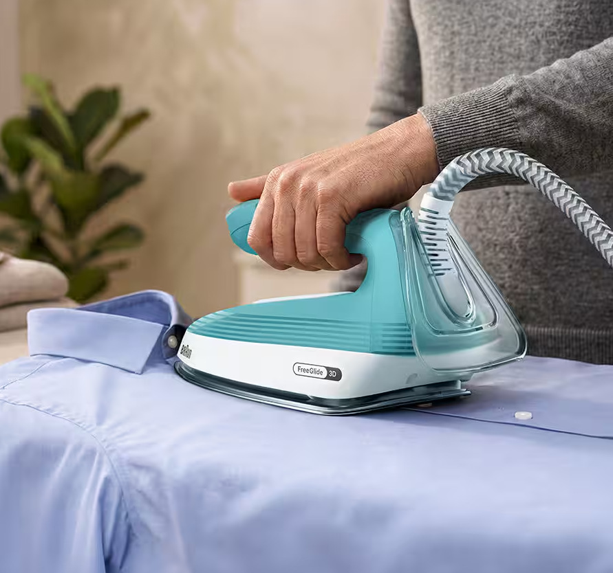 Muž žehlí pánsku košeľu naparovačom Braun IS2735.GR Upstyle 2″ width=