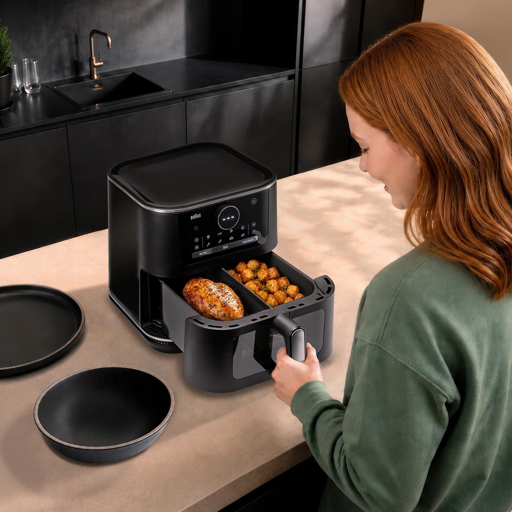 Fritéza teplovzdušná Braun MultiFry 7 HF7076BK čierna Žena vysúva nádobu z fritézy Braun Multifry 7 HF7076BK