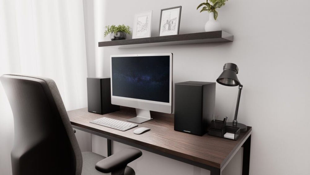 Reproduktory Blaupunkt BS40 (2 ks) čierne Reproduktory Blaupunkt umiestnené na stole vedľa monitora.