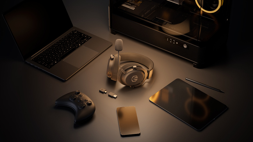 Headset ENDORFY VIRO Infra Wireless Alt Grey sivý Headset ENDORFY VIRO Infra Wireless Alt Grey položený na stole vedľa notebooku, tabletu, telefónu, herného ovládača a bezdrôtového adaptéra