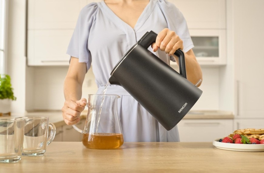 Rýchlovarná kanvica Sencor SWK 0551BK čierna Žena používajúca varnú kanvicu Sencor SWK 0551BK s objemom 1,7 l