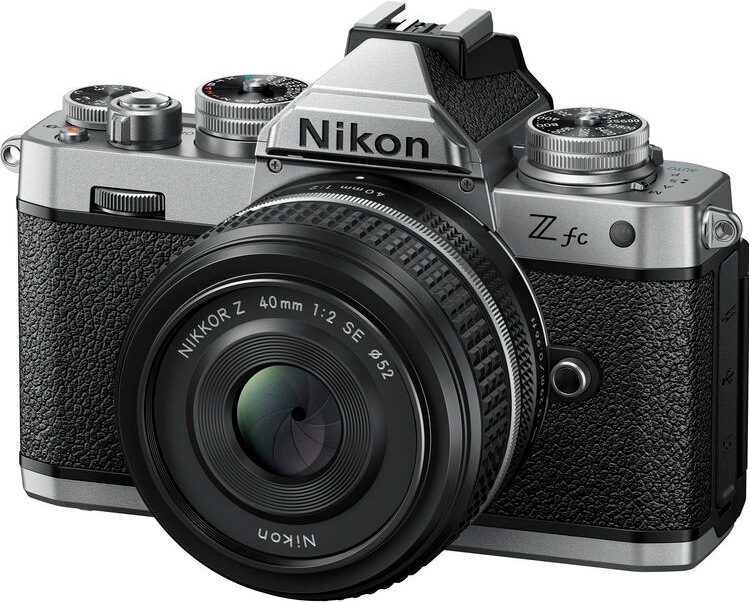 Fotoaparát s nasadeným objektívom Nikon NIKKOR Z 40 mm f/2 (SE)