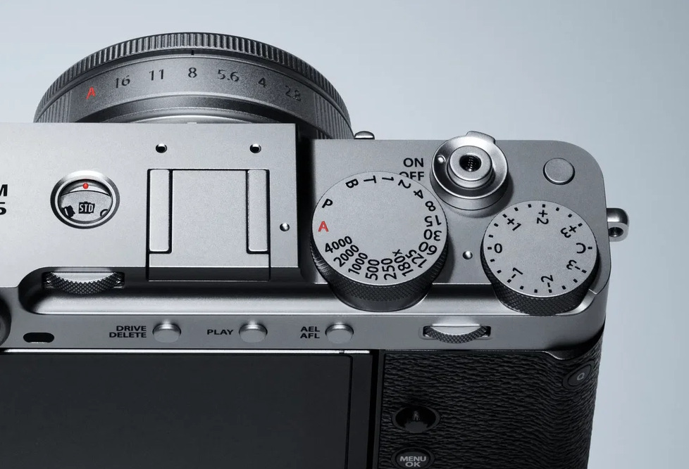 Fujifilm X-E5 ťaží z nadčasového designu