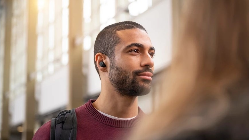 Slúchadlá Philips TAT1300LB/00 svetlo modrá Muž s bezdrôtovými slúchadlami Philips