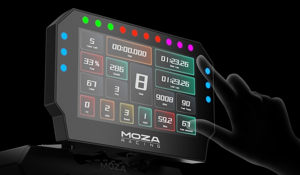 Ruka používateľa interaguje s digitálnym displejom Moza Racing, ktorý na čiernom pozadí zobrazuje farebné indikátory a závodné štatistiky, ako je rýchlosť, kolesá a výbava.