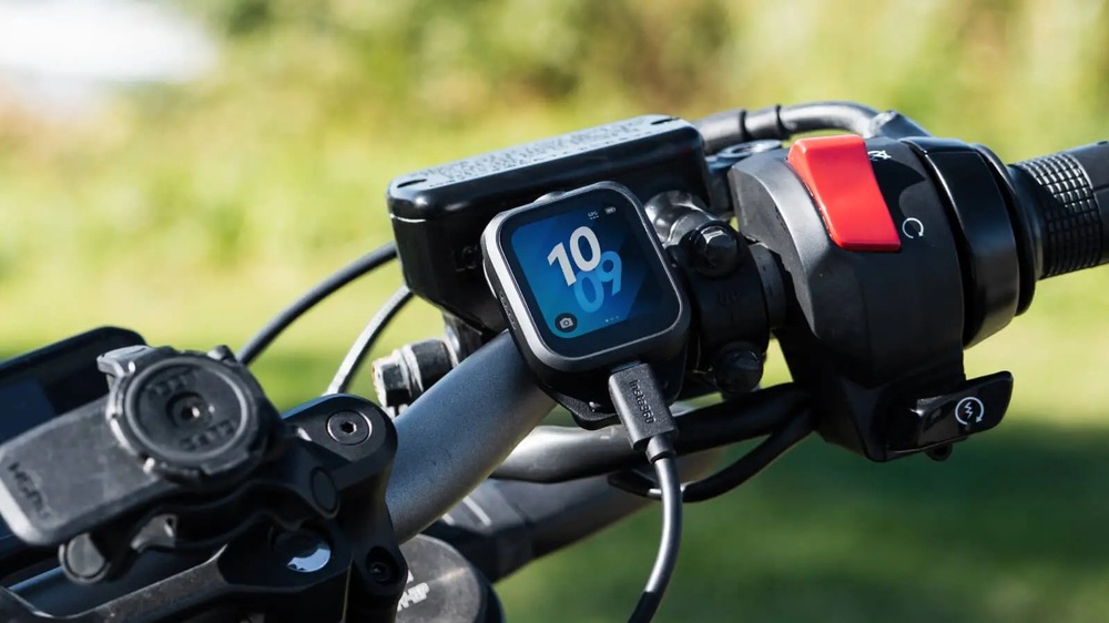 Diaľkový ovládač Insta360 GPS/MIC pripevnený na riadidlách motocykla sa nabíja cez USB-C