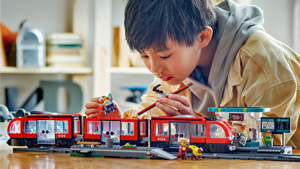 Stavebnica LEGO® City 60423 Tramvaj a zastávka v centru města Zastávka s rampou, informačným displejom, kaviarňou a plošinami prináša do hry ďalšie možnosti a príbehy.