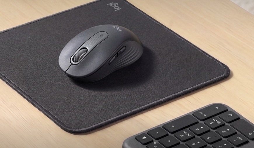 Myš Logitech Signature M650 + podložka Mouse Pad Studio grafitová farba Myš Logitech Signature M650 a podložka Mouse Pad Studio na pracovnej doske