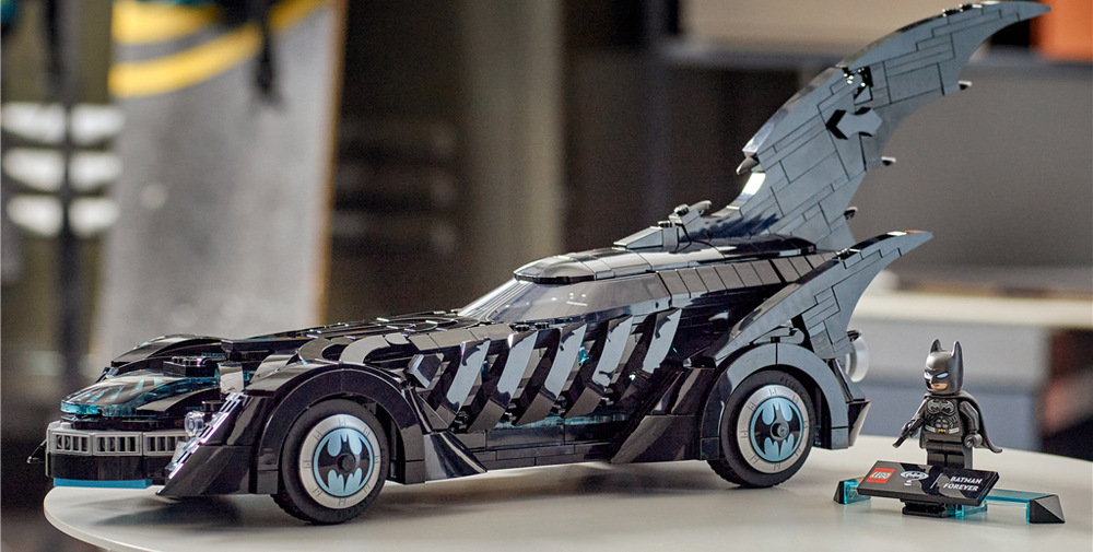 Stavebnica LEGO® DC Batman™ 76304 Batman navždy™ Batmobil Deväťsto deväť dielikov ponúka skúsenejším staviteľom od 12 rokov rozsiahlejší projekt s interaktívnym 3D návodom.