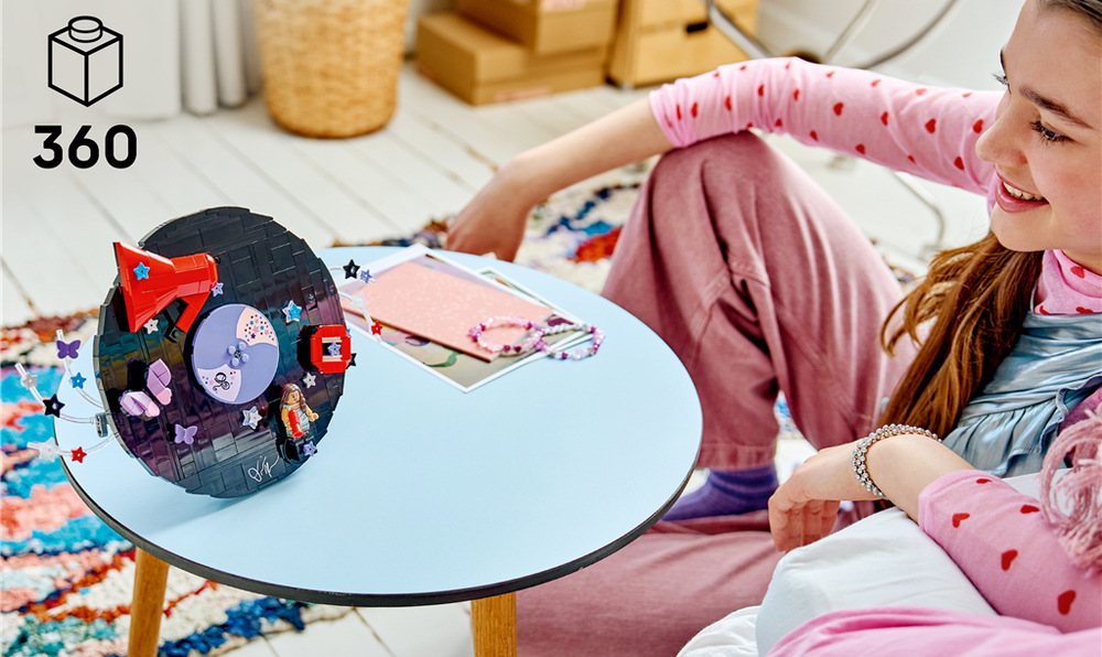 Stavebnica LEGO® Editions 43028 Platňa Olivie Rodrigo Vinyl Olivie Rodrigo zdobí megafón, červené pery, motýľ aj hviezdičky a ukrýva ďalšie motívy.