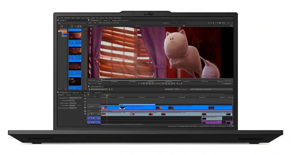 Notebook Lenovo ThinkPad P16s Gen 4 čierny Notebook s otvoreným oknom programu na úpravu videa s časovou osou. Na obrazovke je vidieť ružové kreslené zvieratko pred oknom s červenými závesmi.