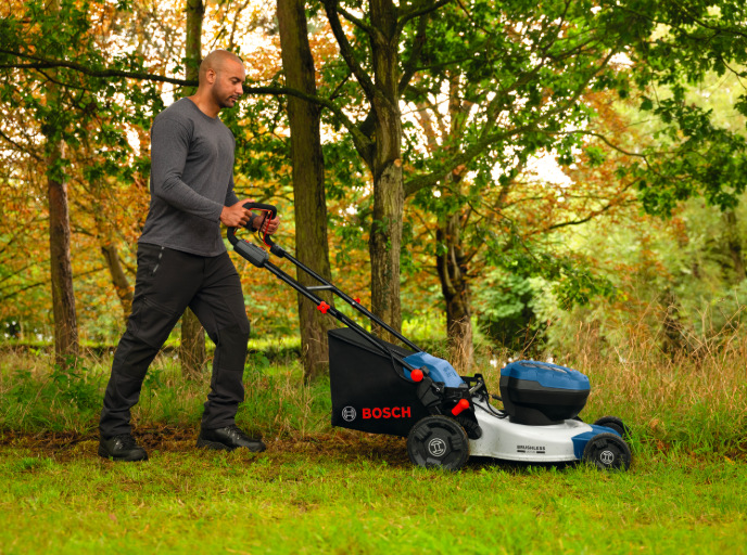 Kosačka Bosch Professional GRA 18V2-46SP (s baterií) Akumulátorová kosačka Bosch Professional GRA 18V2-46SP pri kosení trávy na záhrade