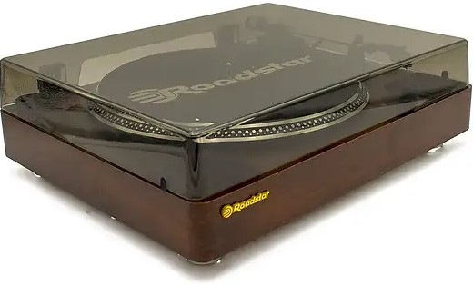 Gramofón Roadstar TT-260SPK hnedý Gramofón Roadstar TT-260SPK je priklopený vekom, pozeráme sa na neho zboku.