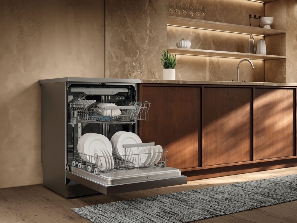 Umývačka riadu Electrolux Série 600 E62SD201SX nerez Otvorená umývačka Electrolux E62SD201SX séria 600 plná riadu vedľa kuchynskej linky.