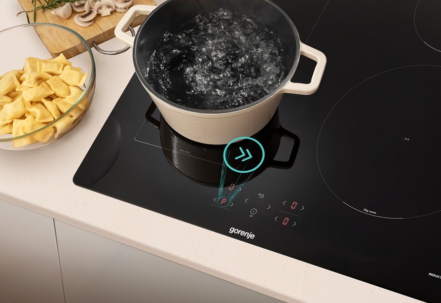Na indukčnej varnej doske Gorenje GI6431BFG sa varí voda pomocou funkcie PowerBoost.