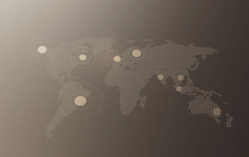 Hlasový prekladač Timekettle W4 AI zlatý Štylizovaná mapa sveta v tlmených farbách znázorňujúca globálne prepojenie a dátové body naprieč kontinentmi.