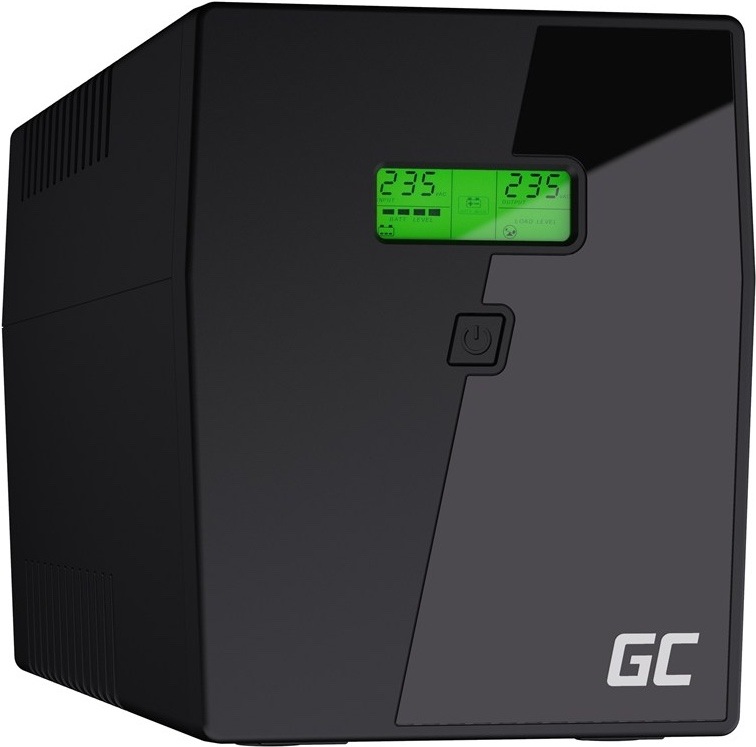 Na obrázku je záložný zdroj Green Cell Microsine 2000VA LCD v čiernom prevedení, zachytený šikmo spredu. Má vyššie hranaté telo s hladkými plochami a mierne lesklým čelným panelom. V hornej časti čela je zeleno podsvietený LCD displej, ktorý zobrazuje prevádzkové hodnoty, pod ním tlačidlo zapnutia. V spodnom pravom rohu je výrazné logo GC. Zariadenie pôsobí robustne, technicky a je určené na záložné napájanie elektroniky.