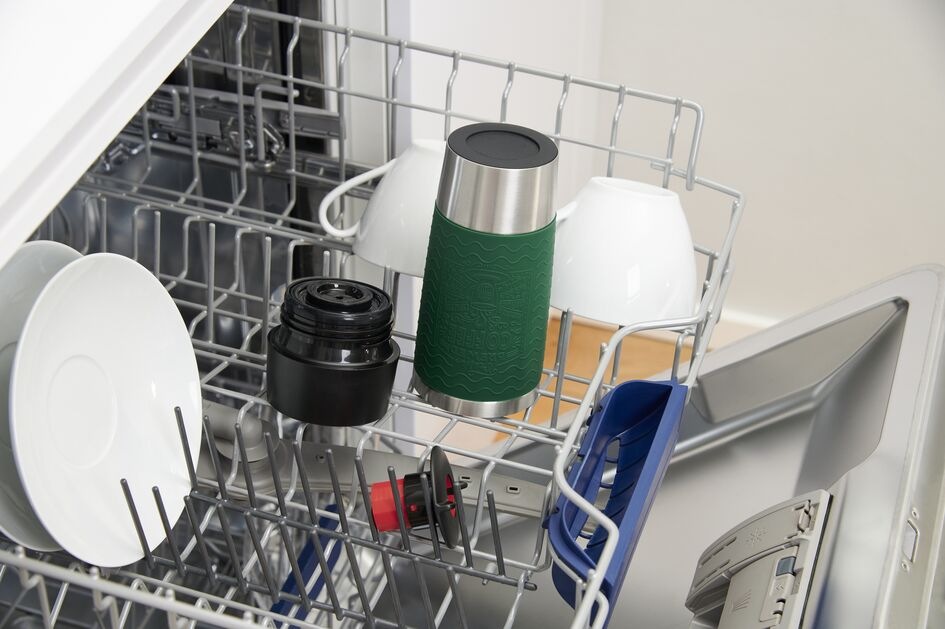 Termohrnček Tefal N2021510 Travel Mug Essential , 0,36 l tmavo šedá Termohrnček Tefal N2021510 Travel Mug Essential uložený v umývačke riadu