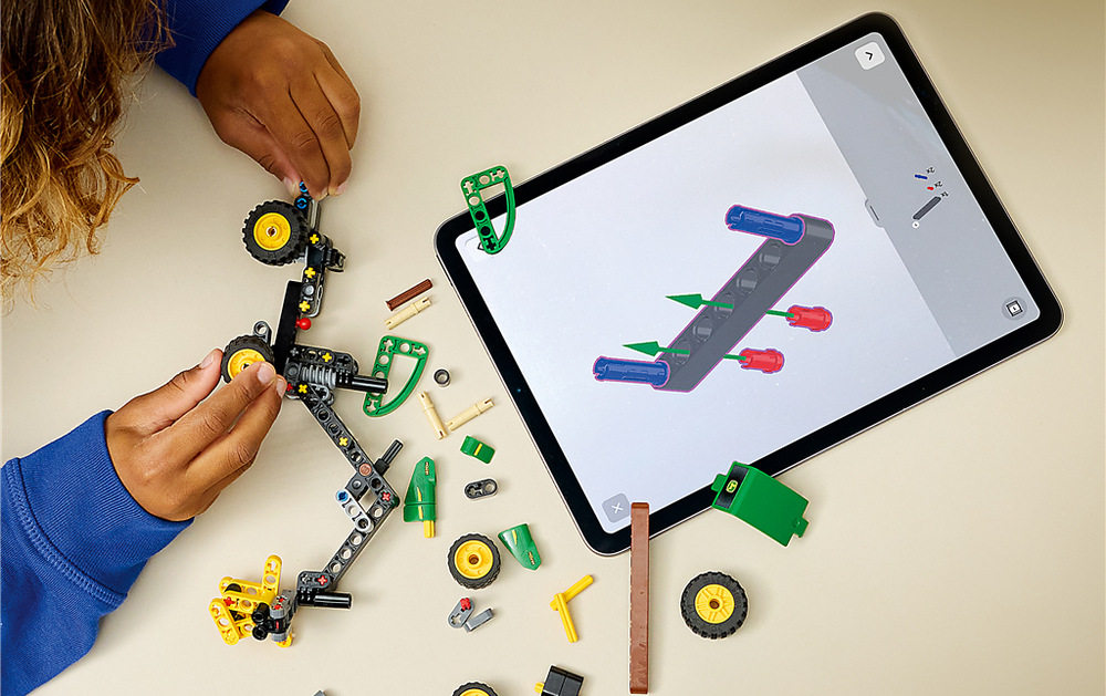 Stavebnica LEGO® Technic 42218 Kombajn John Deere 1470H Otočné rameno s drapákom ukazuje deťom princípy zdvíhania a prenášania nákladu pomocou pohyblivých mechanizmov