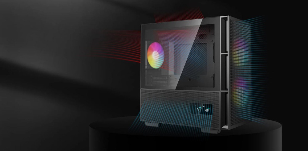 Case DeepCool CH360 Digital čierna Elegantná, moderná počítačová skriňa s priehľadným bočným panelom, ktorý odhaľuje vnútorné RGB osvetlenie. Farebné línie prúdenia vzduchu indikujú chladenie, na prednej strane je digitálny displej.