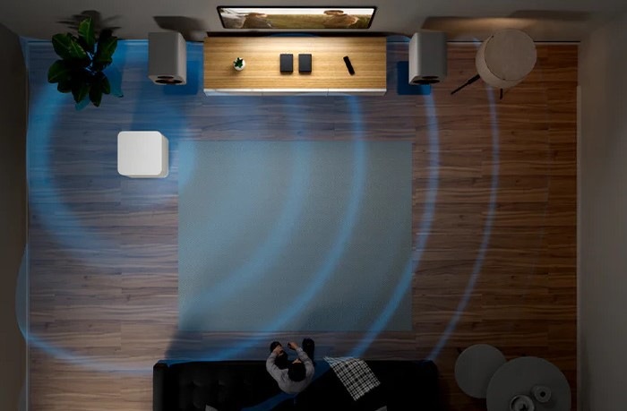 Subwoofer Fosi Audio SW10 biely Menič s vyraďovaním smerom dole využíva podlahu ako odrazovú plochu, aby sa basy rozprestrely rovnomerne po celej miestnosti.
