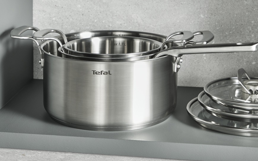 Rajnica Tefal Extreme E5292304, 18 cm nerez Kastról značky Tefal je položený na šedej kuchynskej linke.