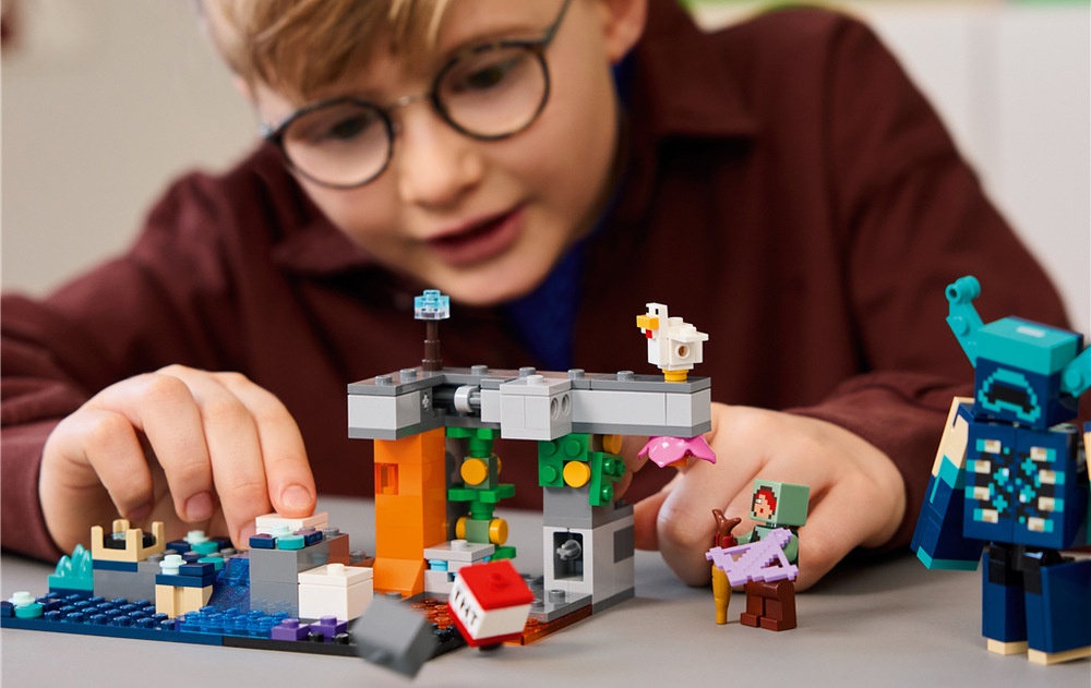 Stavebnica LEGO® Minecraft® 21274 Setkání se Strážcem Zarastená jaskyňa z Minecraftu ponúka deťom od 7 rokov prostredie pre vlastné misie, stavanie a dobrodružné príbehy.