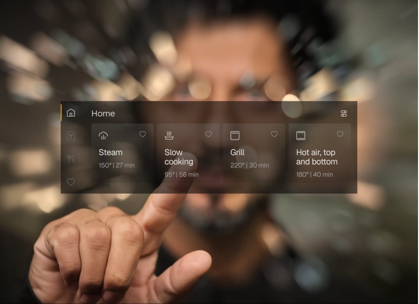 Muž ovláda rúru Electrolux prostredníctvom dotykového displeja CookSmart Touch Pro.