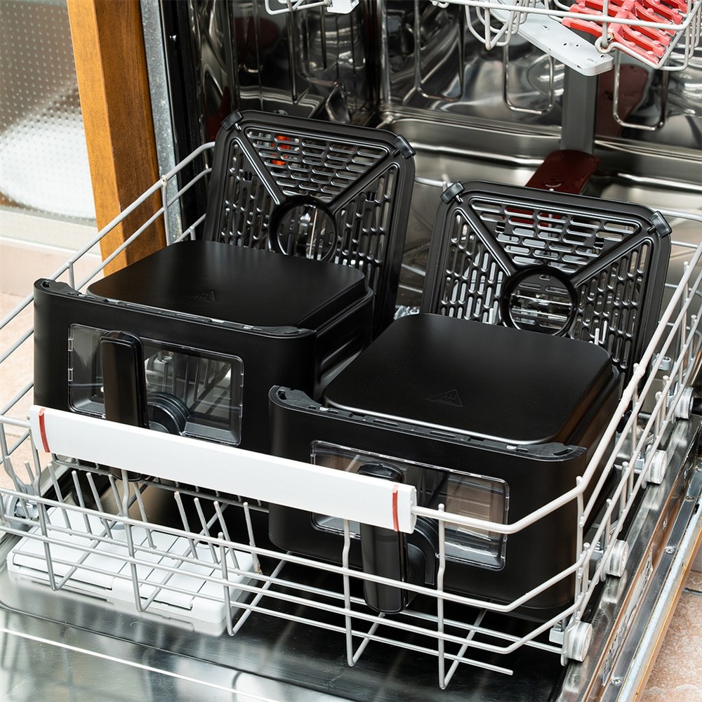 Vyberateľné diely teplovzdušnej fritézy Tesla AirCook DualZone Q670 XXL vo vysunutom koši umývačky.