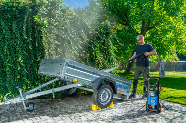 Vysokotlakový čistič Narex ECT 480 Muž čistí prívesný vozík vysokotlakovým čističom Narex ECT 480 na dvore