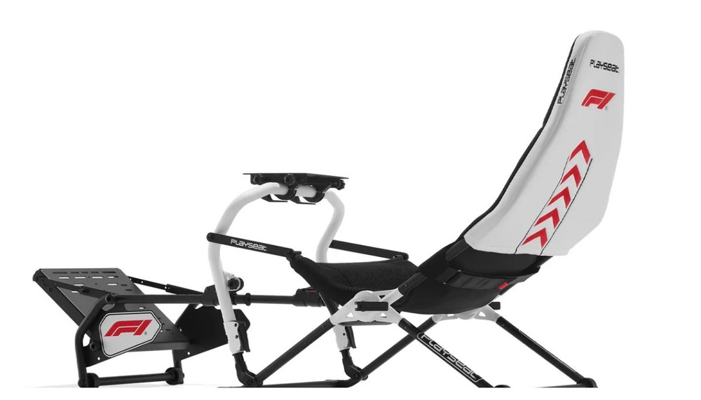 Pretekársky kokpit Playseat Challenge DD - F1 Edition čierny Pretekársky kokpit v čiernobielom prevedení s červenými závodnými pruhmi. Súčasťou balenia je držiak na volant a podstavec pre pedále, ktoré zaisťujú realistický herný zážitok.