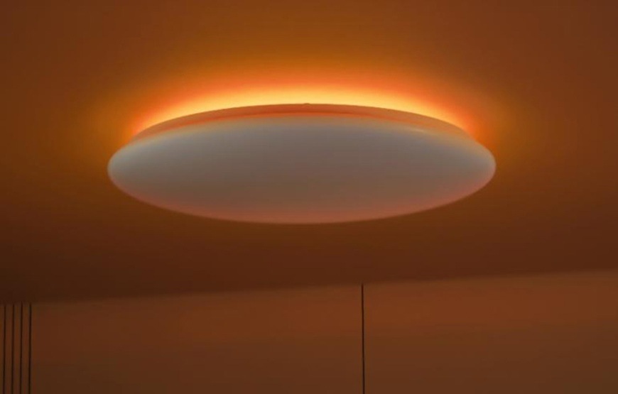 LED stropné svietidlo Yeelight Inteligentný Arwen 600D biele Detail obrázku svetla na strope s teplou bielou farbou.