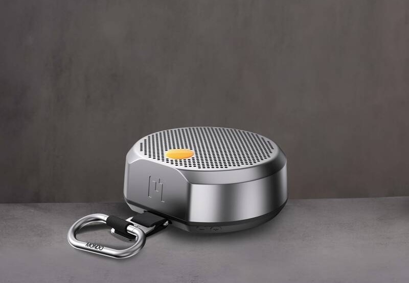 Prenosný reproduktor Mondo Speaker Small sivý Kompaktný reproduktor Mondo Speaker Small s praktickou karabínou na prenášanie