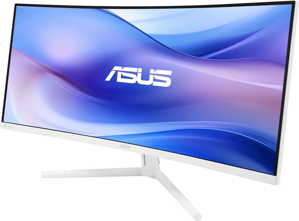 Monitor Asus VU34WCIP-W biely Na obrázku je monitor Asus VU34WCIP-W 34" v bielom prevedení z predného šikmého pohľadu. Má širokouhlú prehnutú obrazovku, tenké čierne rámčeky a svetlú spodnú lištu s logom Asus uprostred. Monitor stojí na bielom trojramennom stojane s dlhými štíhlymi nohami.