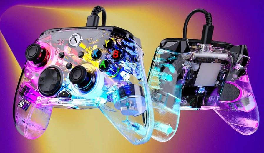 Gamepad Turtle Beach Afterglow Wired RGB, XBOX X/S, XBOX One, PC priehľadný Štýlový gamepad Turtle Beach Afterglow Wired RGB s farebnými segmentmi je zobrazený z prednej aj zadnej časti.