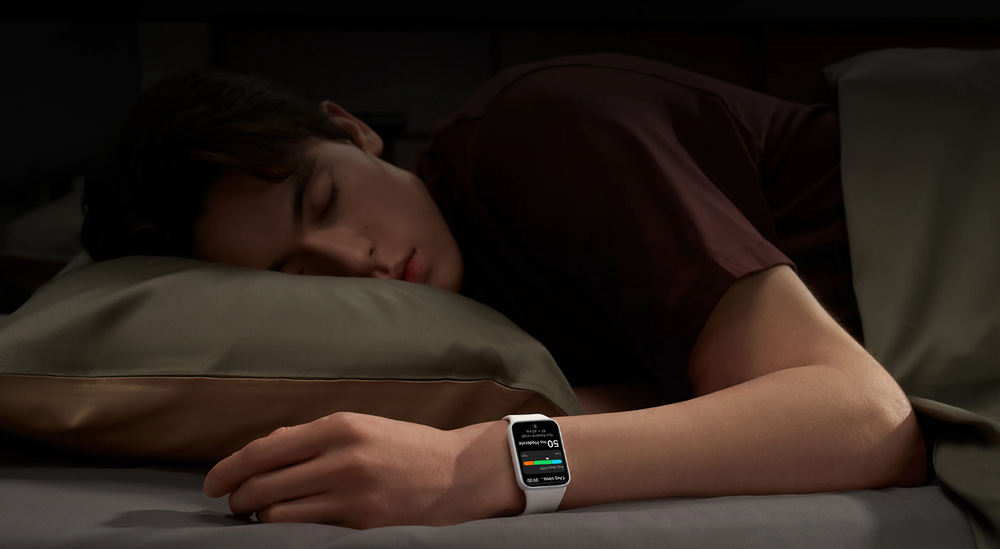Fitness náramok Xiaomi Smart Band 10 Pro NFC čierny Muž spí s hodinkami Xiaomi Smart Band 10 Pro NFC