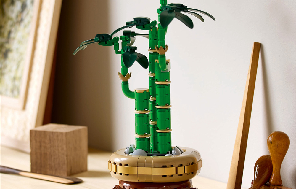 Stavebnica LEGO® Botanicals 10344 Bambus štěstí Bambus môžete kombinovať s ďalšími rastlinami LEGO Botanicals a stavanie si uľahčiť aplikáciou LEGO Builder.