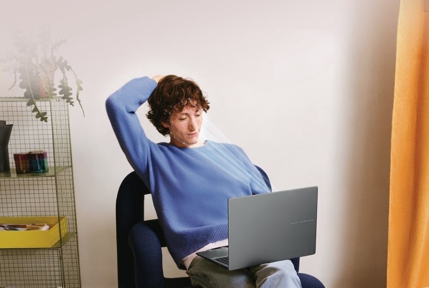 Notebook Asus Vivobook S14 sivý Muž pracujúci na notebooku Asus Vivobook S14 s rozpoznávaním tváre